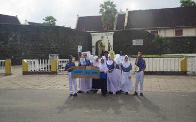 Murid SMPN 3 Makassar Ajak Masyarakat Merawat Bumi